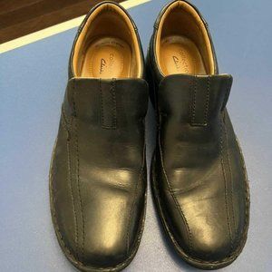 MENS SIZE 9.5 CLARK’S CASUAL DRESS SHOES - BLACK